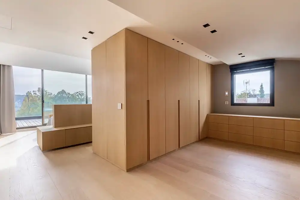 Villa moderne étage 2 : vue sur le dressing