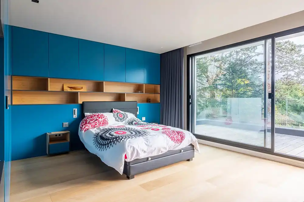 Villa moderne étage 1 : vue sur une chambre avec des murs bleus