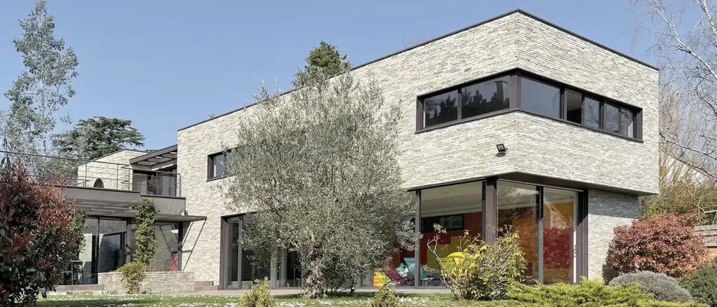 maison d'architecte avec façade en pierre naturelle