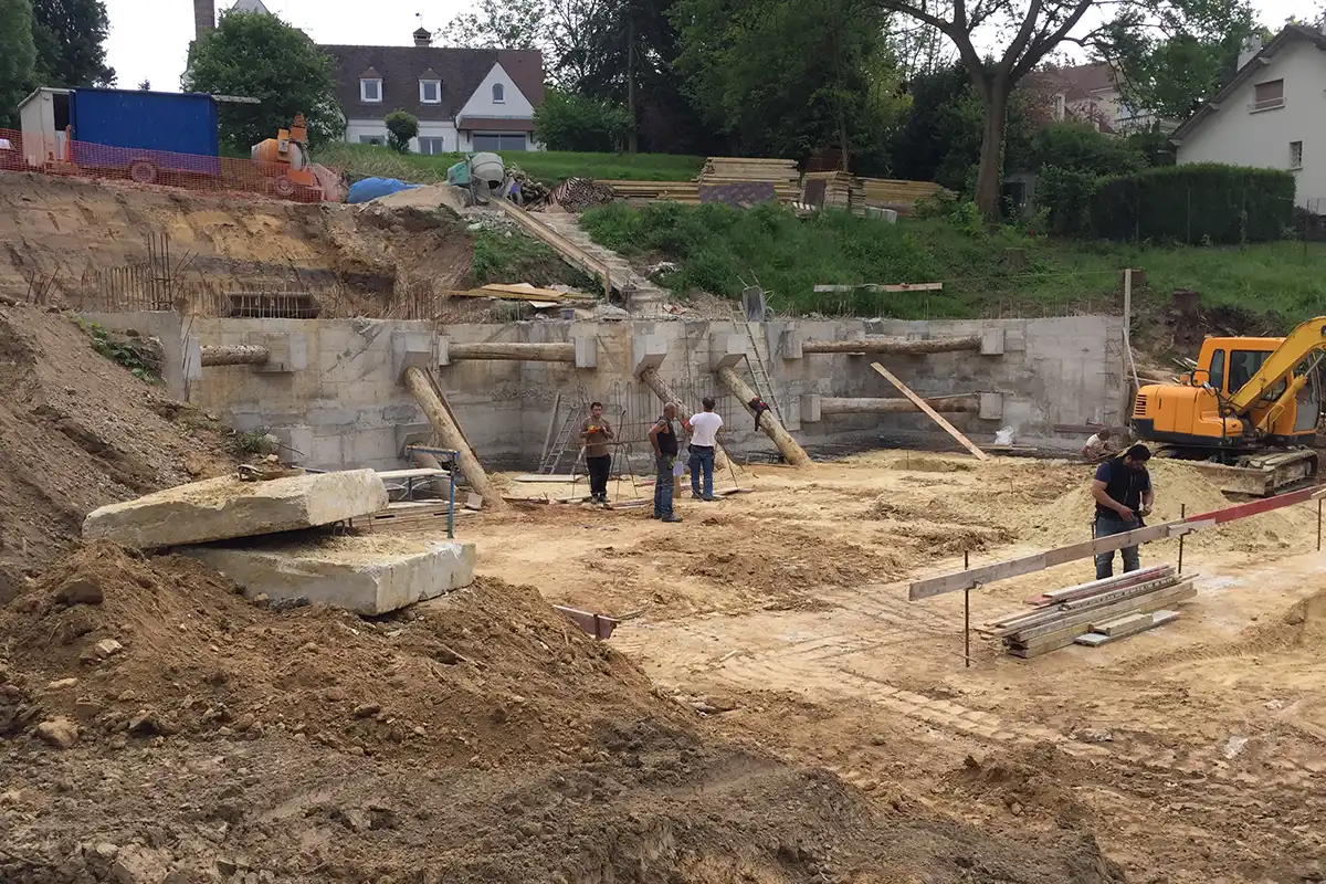 chantier de maison sur un terrain en forte de pente