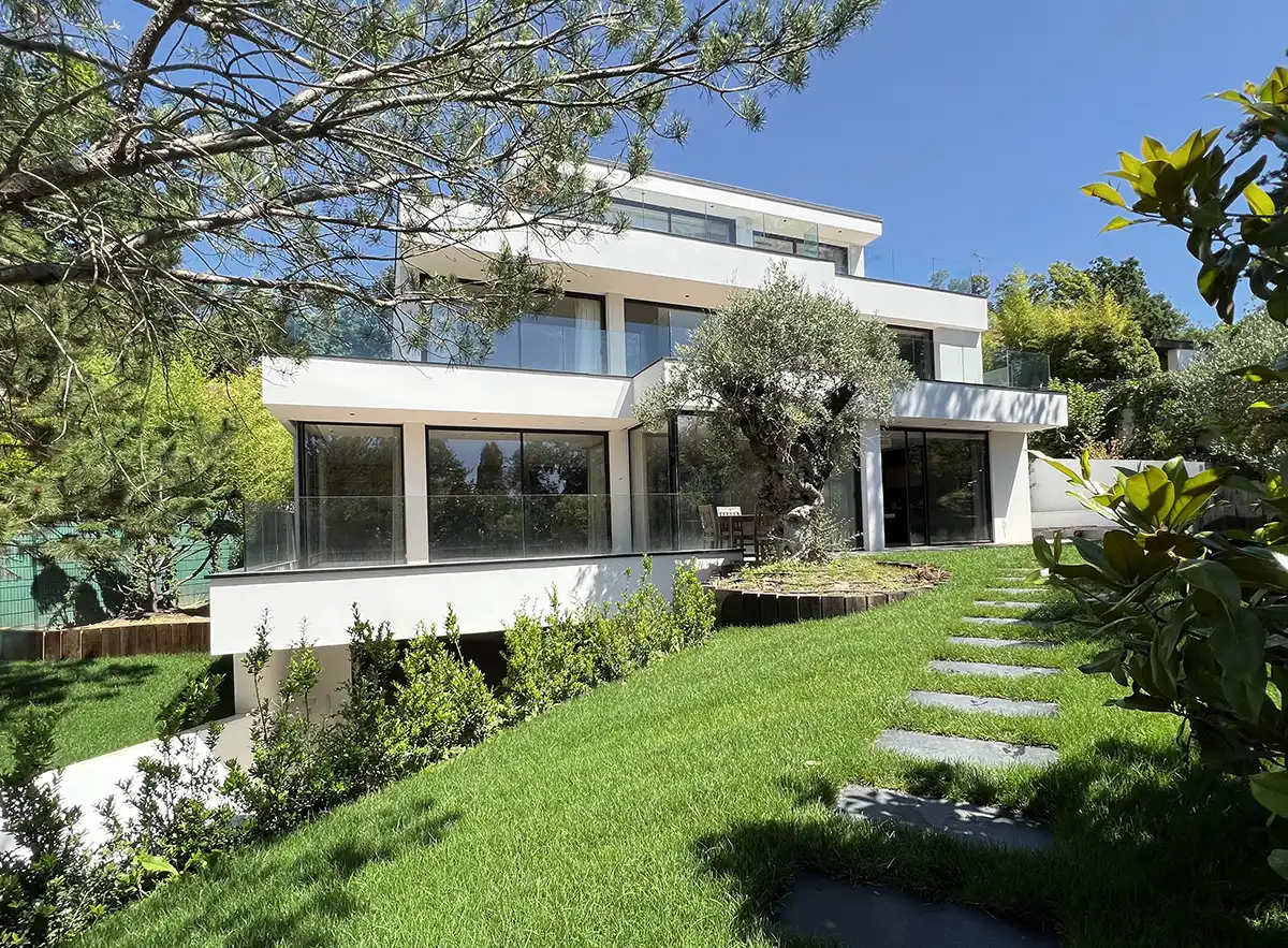 maison d'architecte sur un terrain en forte pente avec accès par le bas