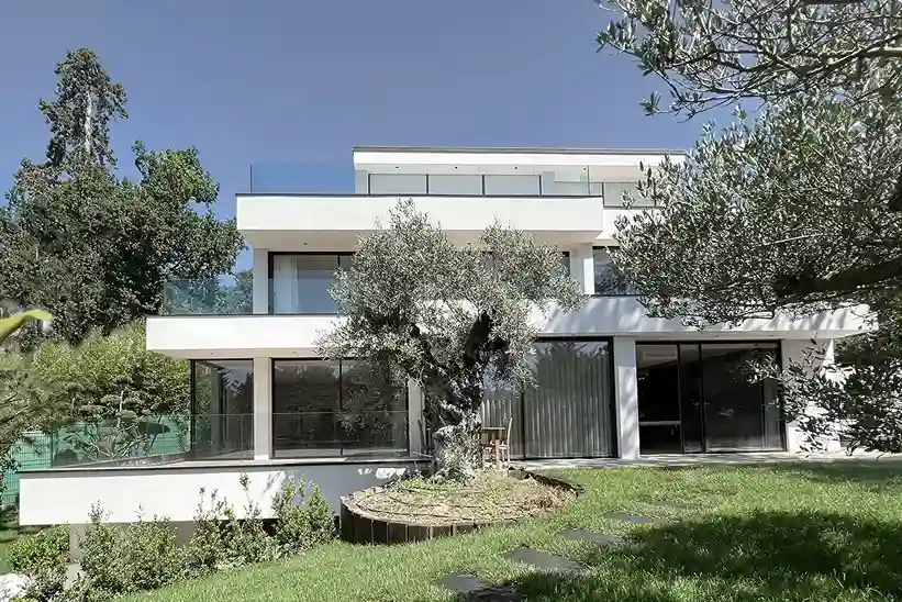 Villa moderne : vue plein sud