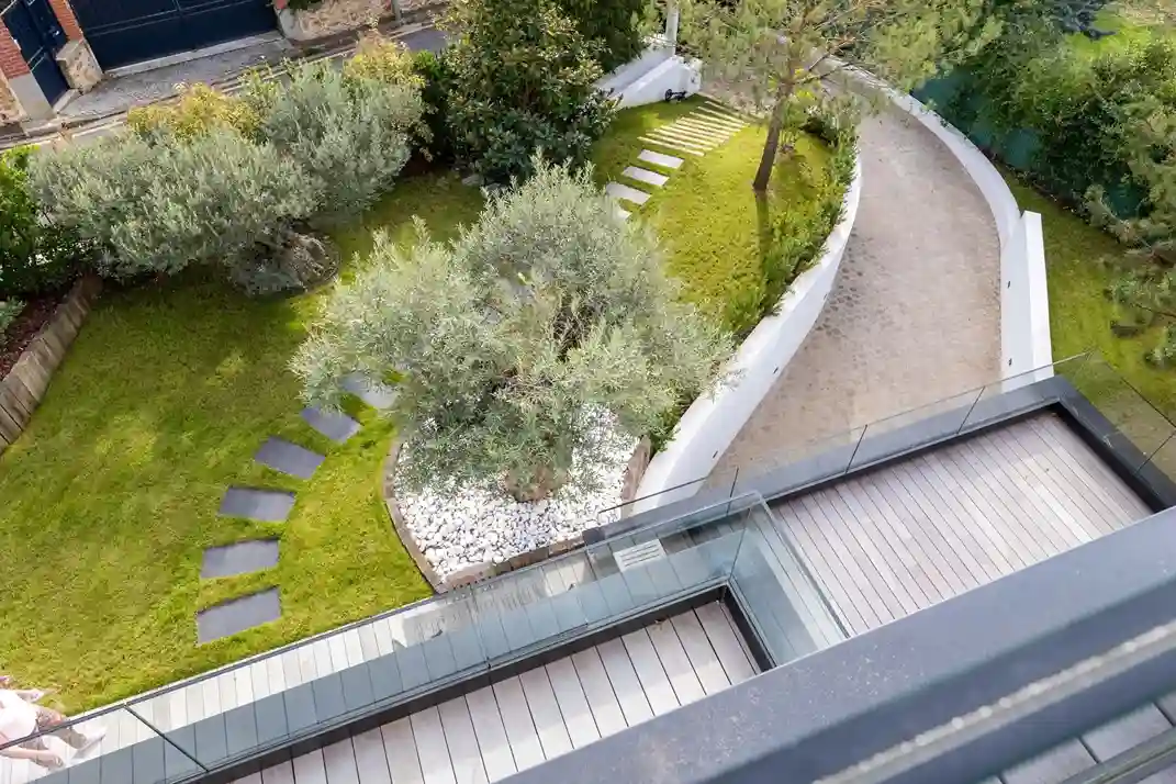 Villa moderne : vue de haut sur le jardin et les terrasses