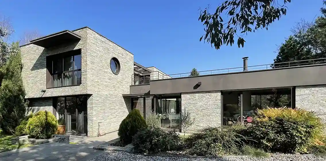 Maison en Pierre Moderne: vue avant , plan large
