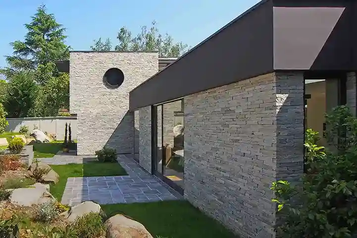 Maison en Pierre moderne: vue avant, côté sud