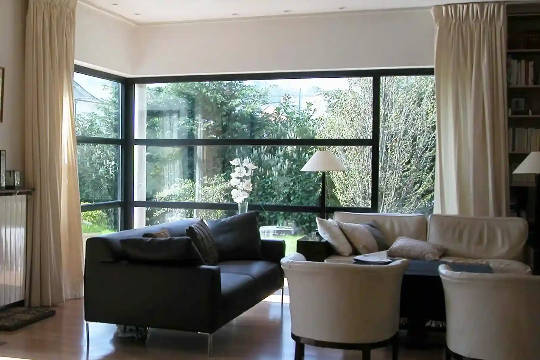 Maison individuelle architecte: vue intérieure, vue de la baie atelier, d'angle. Zoom