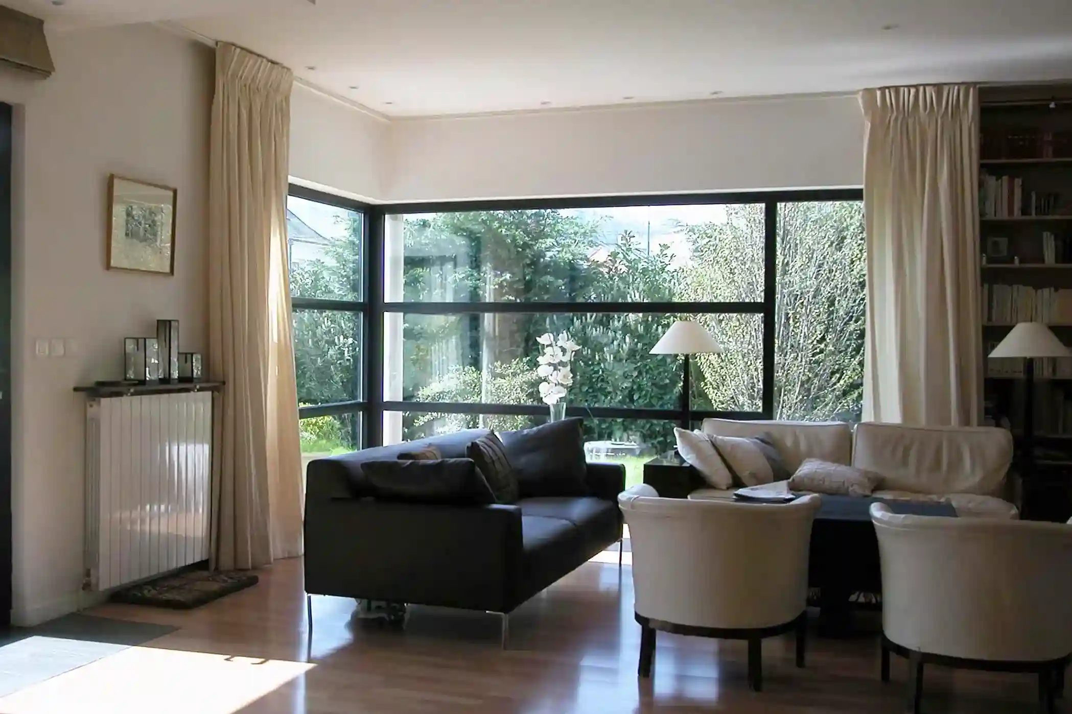 Maison individuelle architecte: vue intérieure, vue de la baie atelier, d'angle