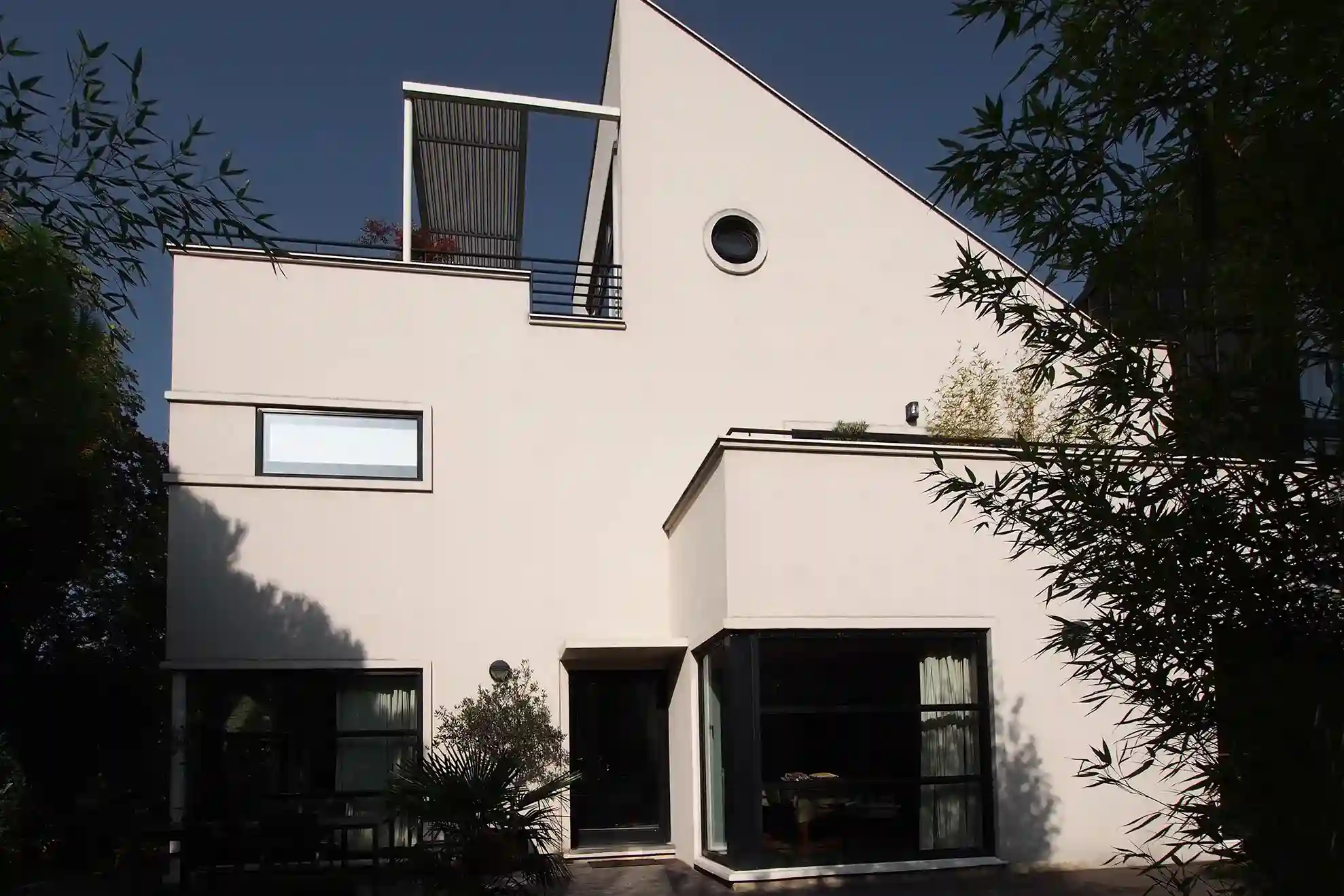Maison individuelle architecte: vue du jardin , sud
