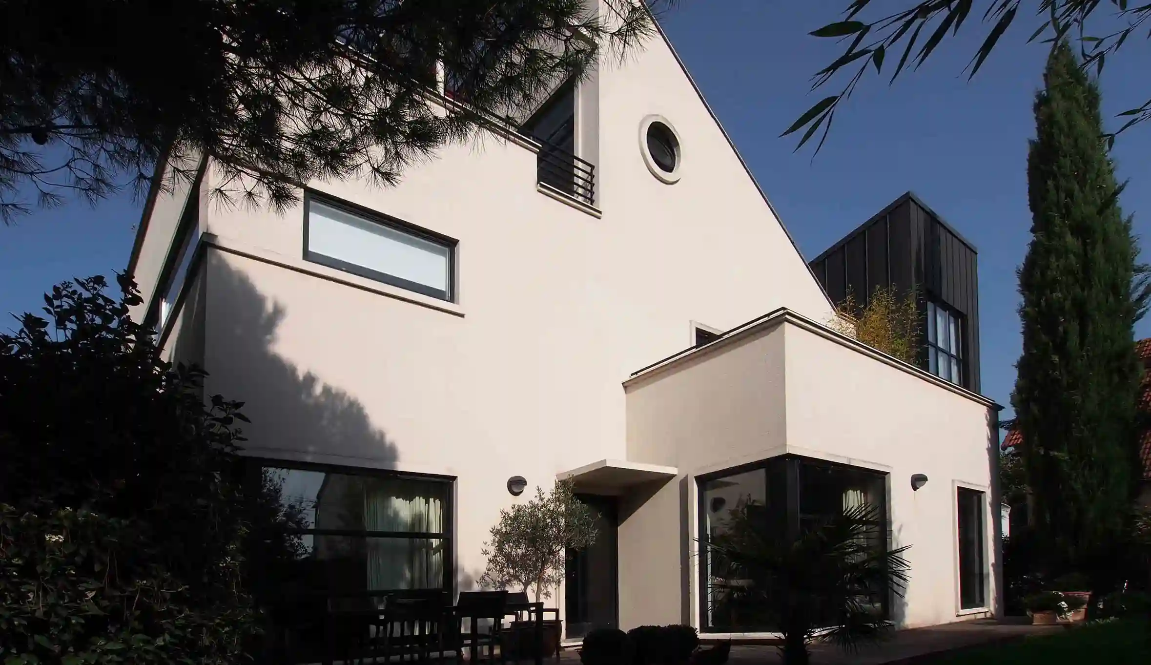 Maison individuelle architecte: vue du jardin , sud-ouest