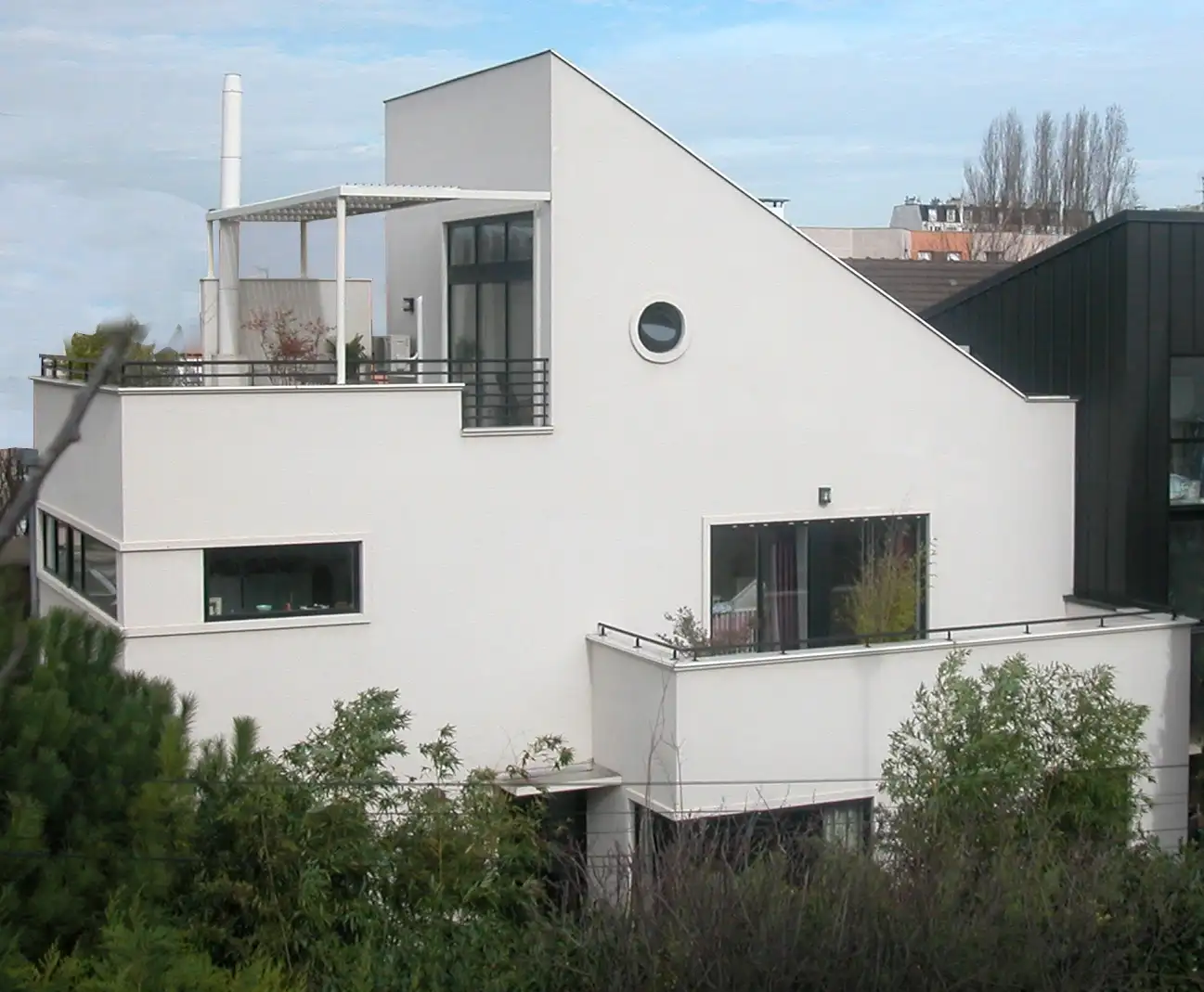 Maison individuelle architecte : photo vue sud, de haut, à partir d'une maison voisine