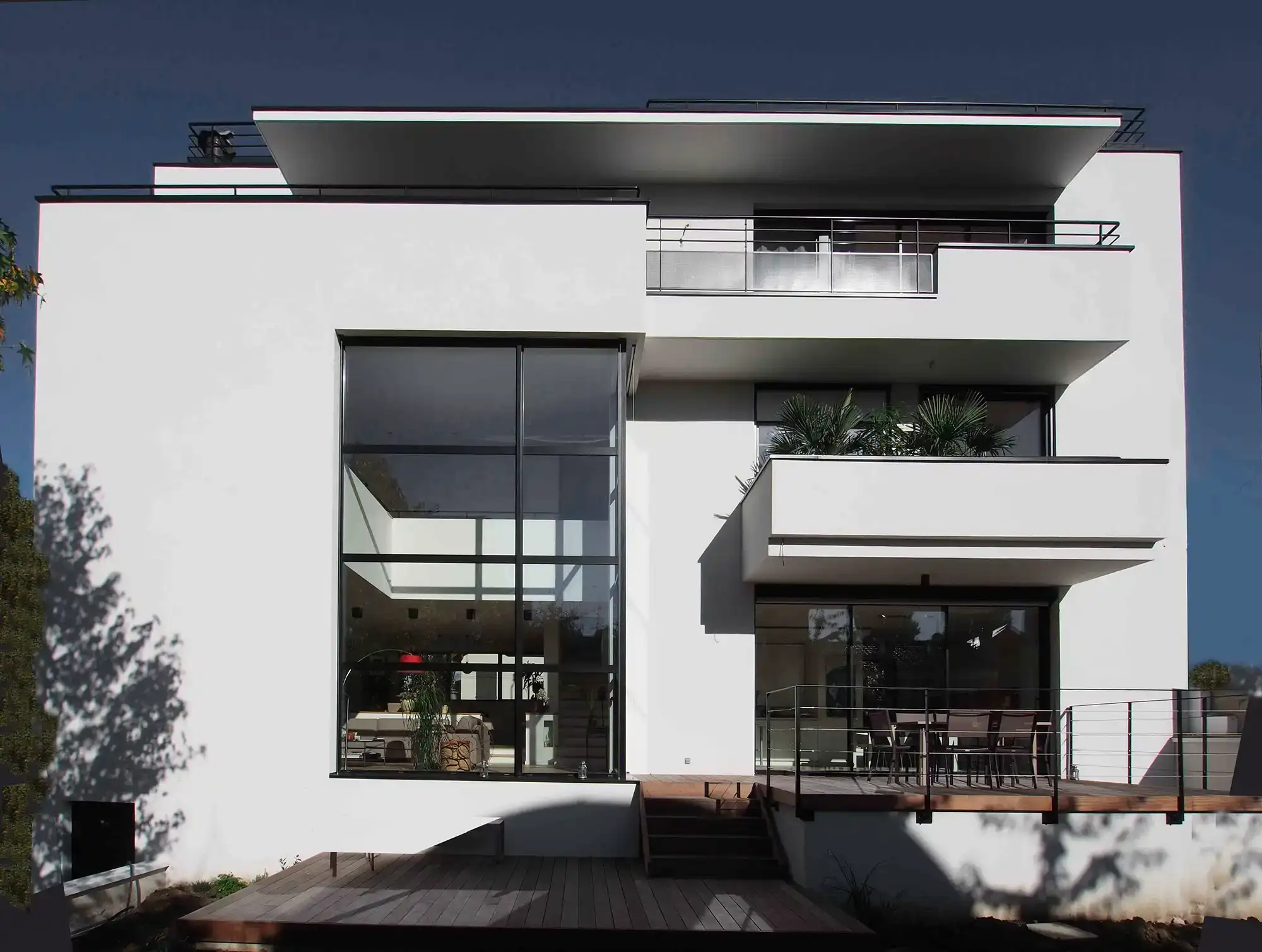 Maison moderne de luxe : façade arrière, vue de face