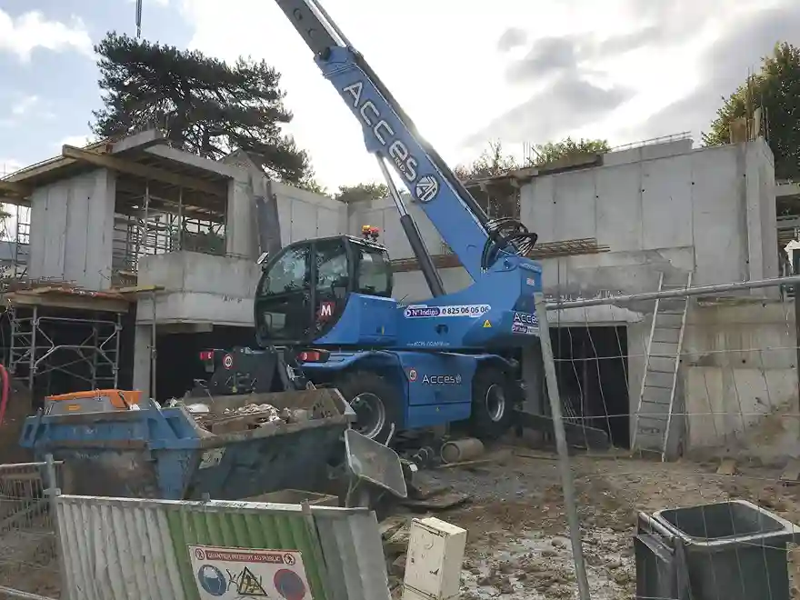 Maison contemporaine: autre vue du chantier, avec une grue