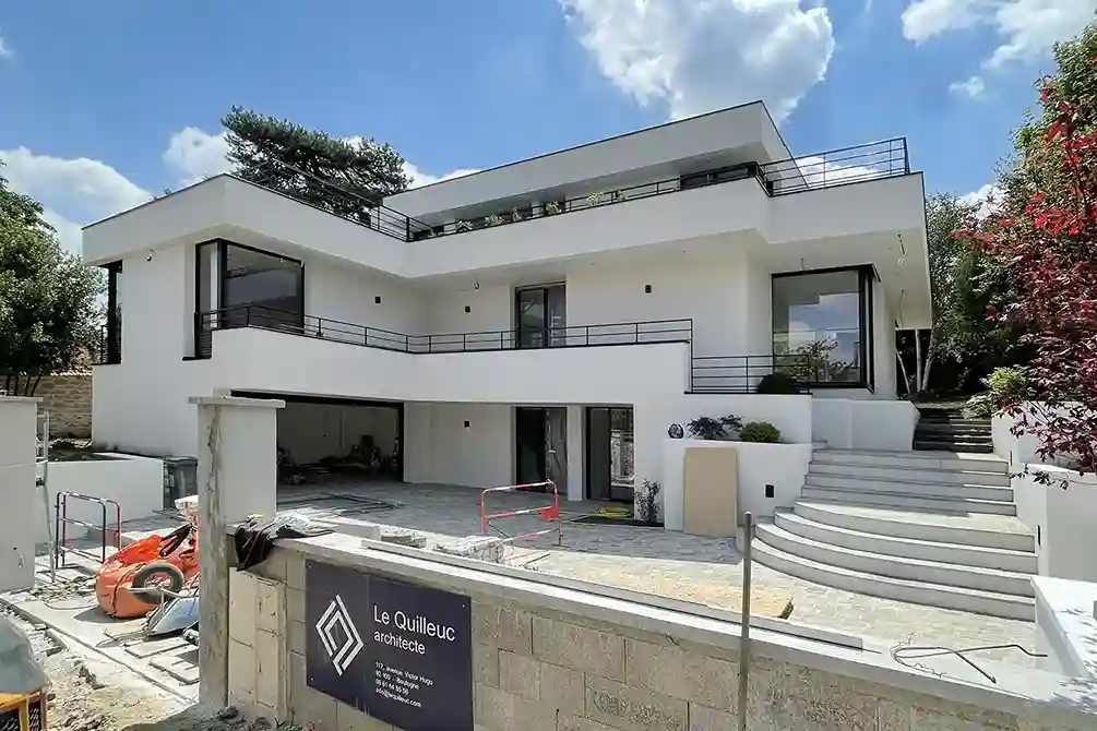 Maison contemporaine: autre vue du chantier, côté rue, presque terminé