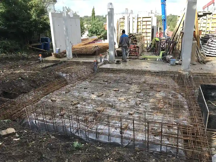 Maison contemporaine: vue du chantier, côté jardin, avec la dalle du rdc