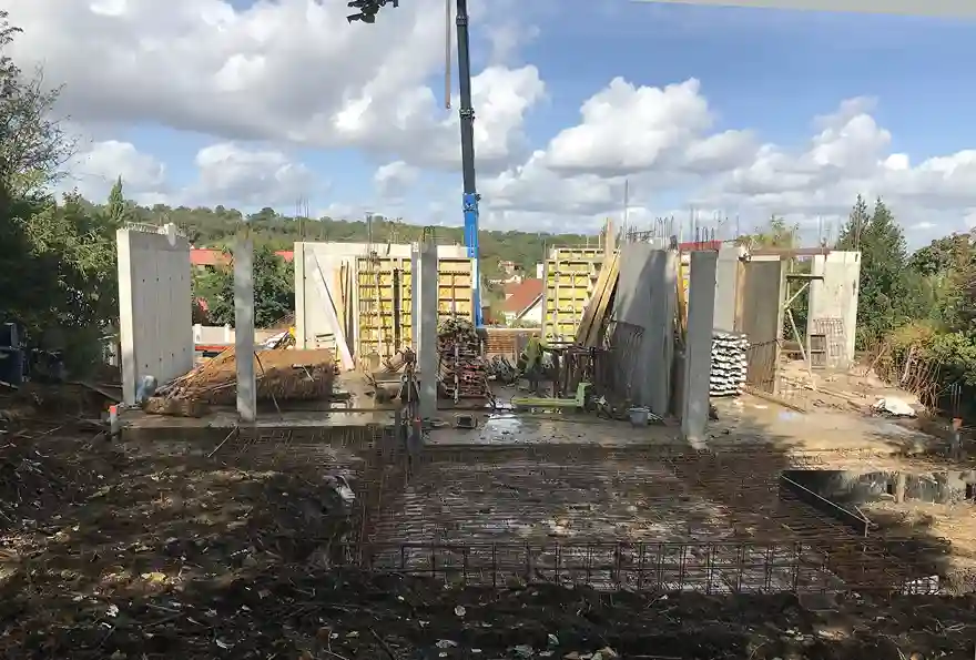 Maison contemporaine: autre vue du chantier, côté jardin, avec la dalle du rdc