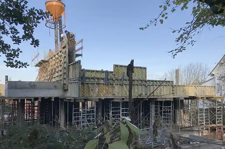 Maison contemporaine: autre vue du chantier, côté jardin, avec les murs de l'étage en cours d'exécution