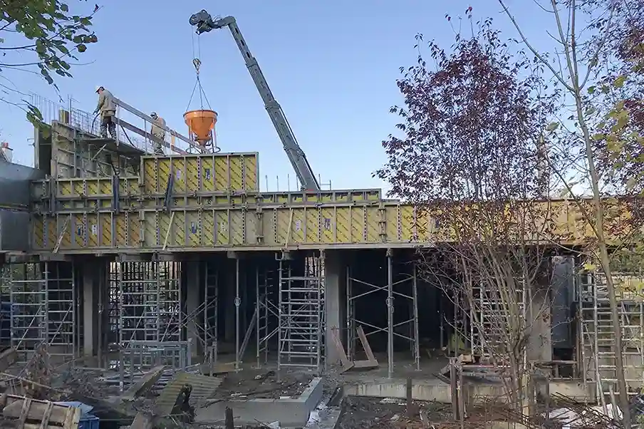 Maison contemporaine: autre vue du chantier, côté jardin, avec les murs du rdc en béton , en cours de coffrage