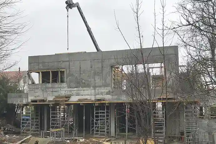 Maison contemporaine: autre vue du chantier, côté jardin, avec les murs de l'étage presque terminés