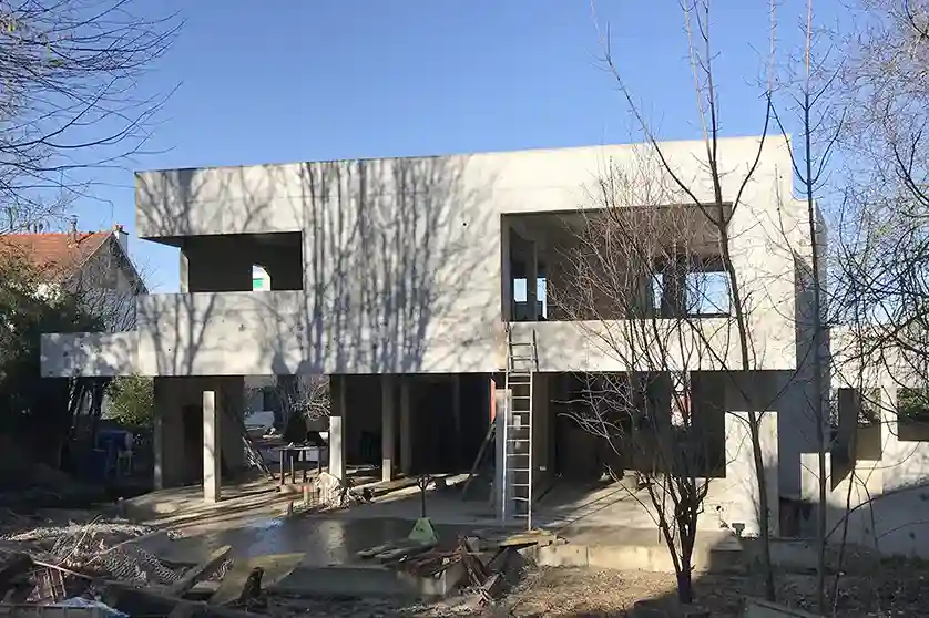 Maison contemporaine: autre vue du chantier, côté jardin, avec les murs de l'étage terminés