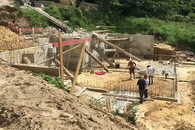 Villa contemporaine, vue du chantier avec le blindage des murs sous-sol