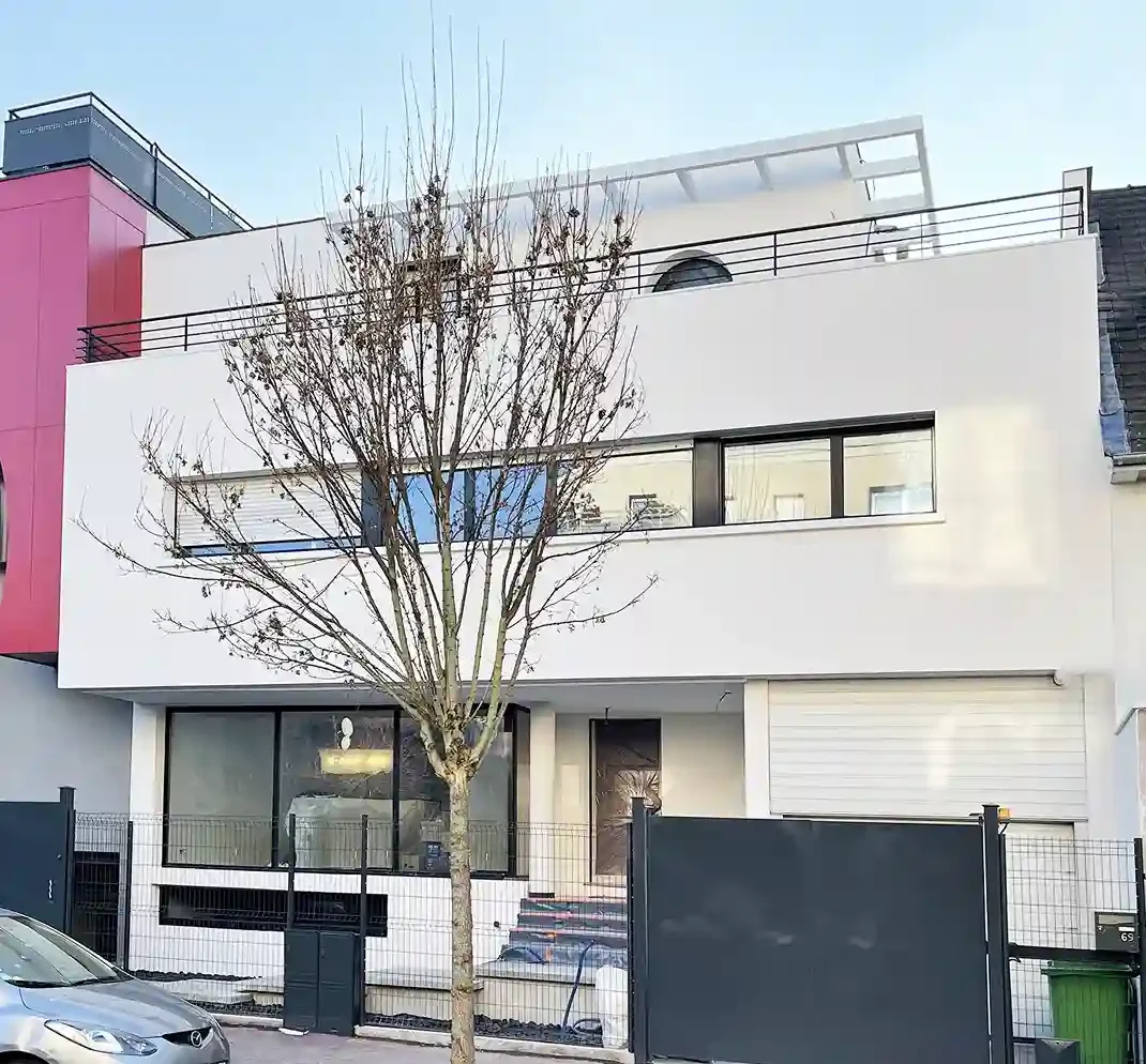 Maison moderne toit plat: vue côté rue, à droite