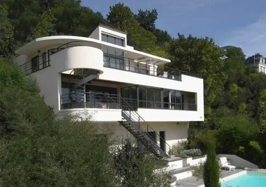 Maison accrochée à la pente