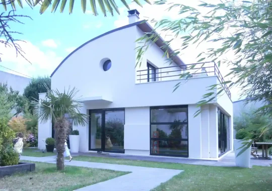 Maison à toiture courbe
