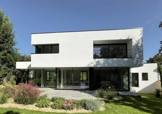 Maison adossée à la pente